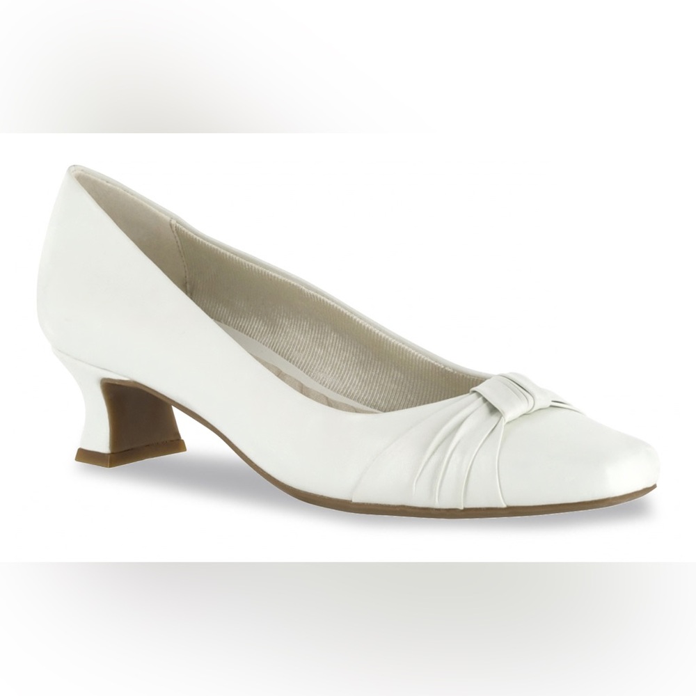 Easy Street Waive Pumps in White - Size 8.5